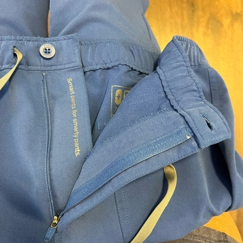 Men’s Figs Cairo Cargo Scrub Pants Size Men’s Medium Color Royal Blue